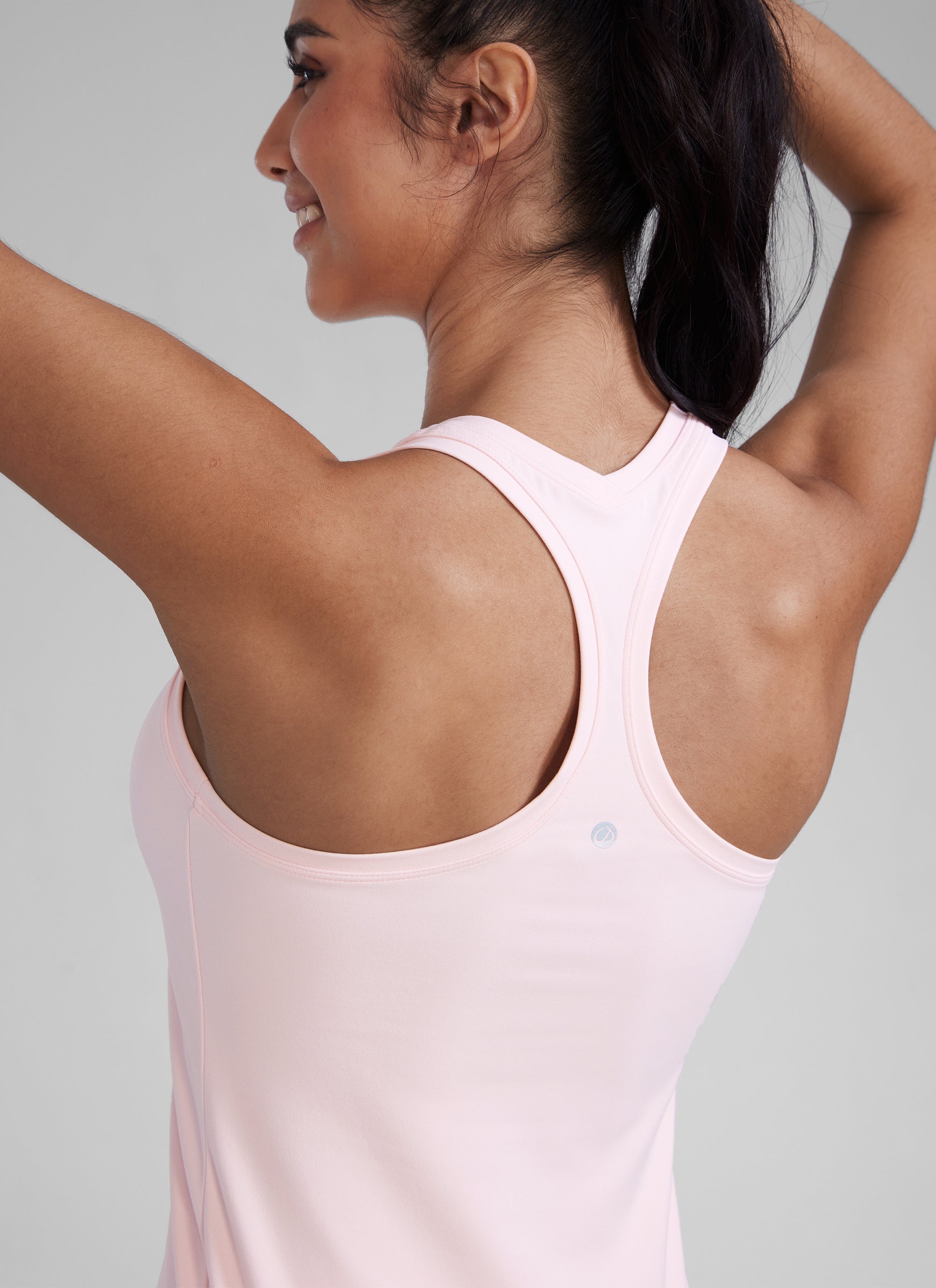 قمصان يوغا نسائية ضيقة من CRZ YOGA — قميص بدون أكمام بظهر سباق من مجموعة « Butterluxe » باللون الوردي الفراولي