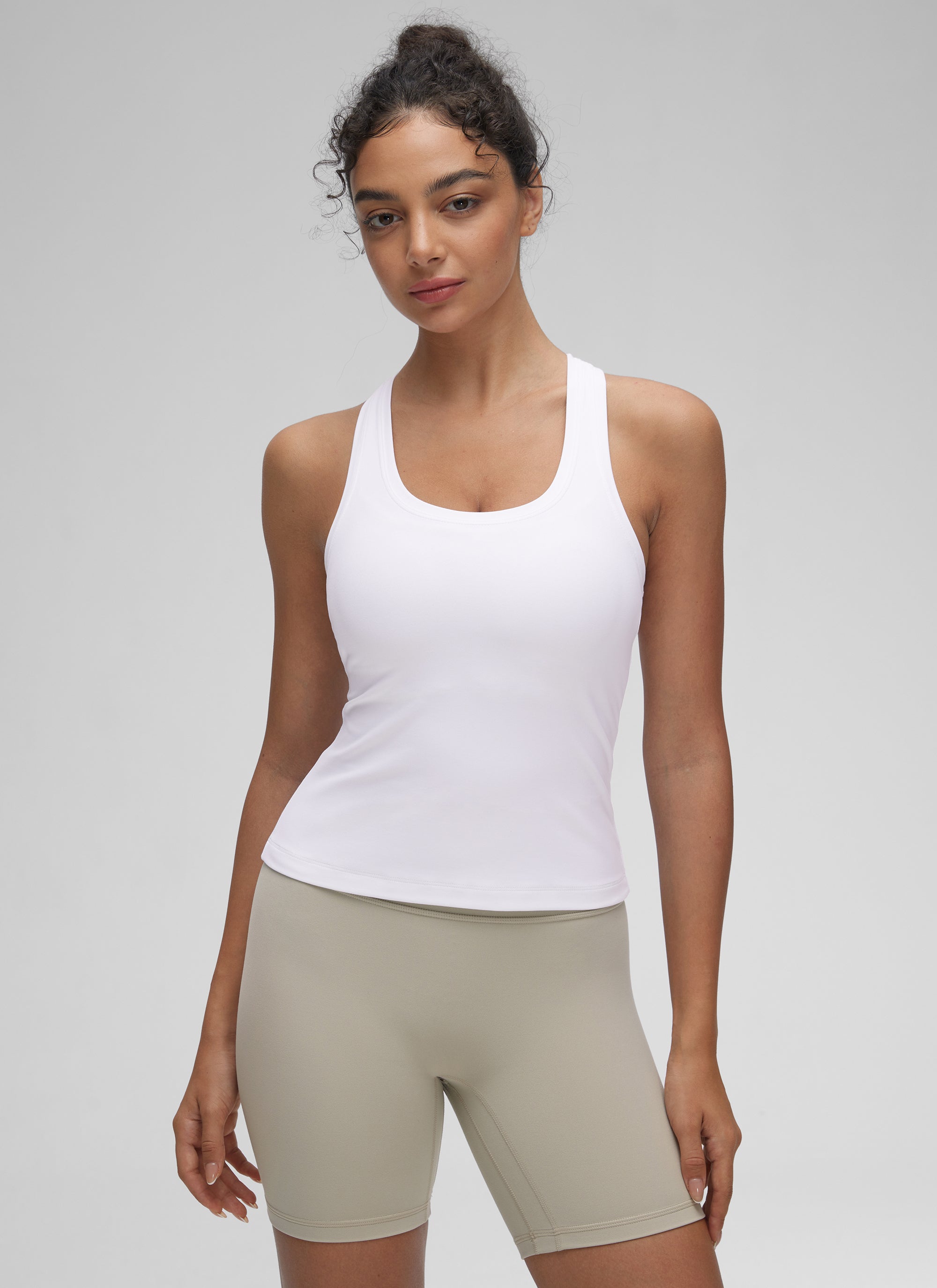 CRZ YOGA توب تانك نسائي لليوغا بقصة ضيقة وياقة دائرية وتصميم ريسر باك من Butterluxe بلون أبيض