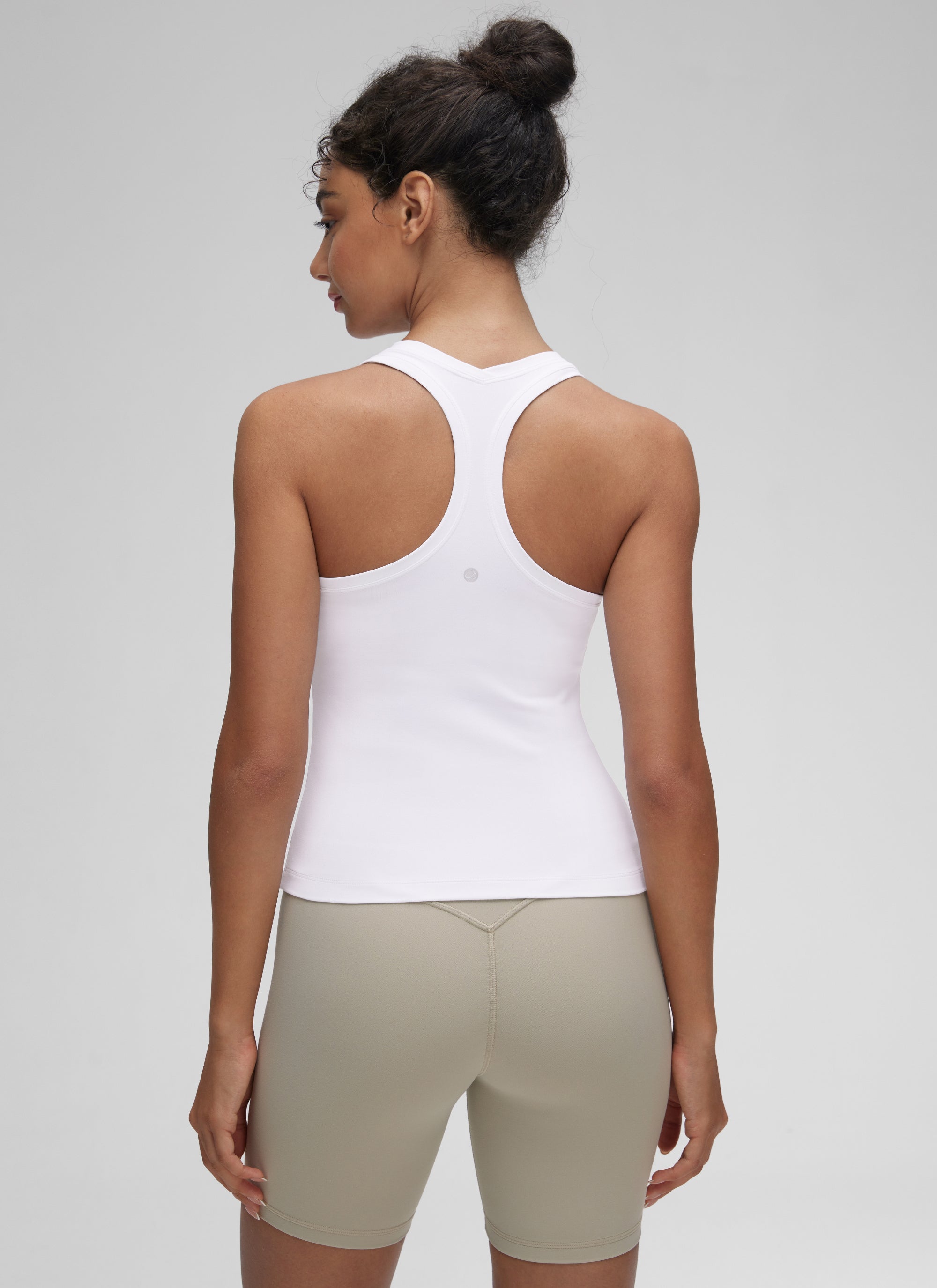 CRZ YOGA توب تانك نسائي لليوغا بقصة ضيقة وياقة دائرية وتصميم ريسر باك من Butterluxe بلون أبيض