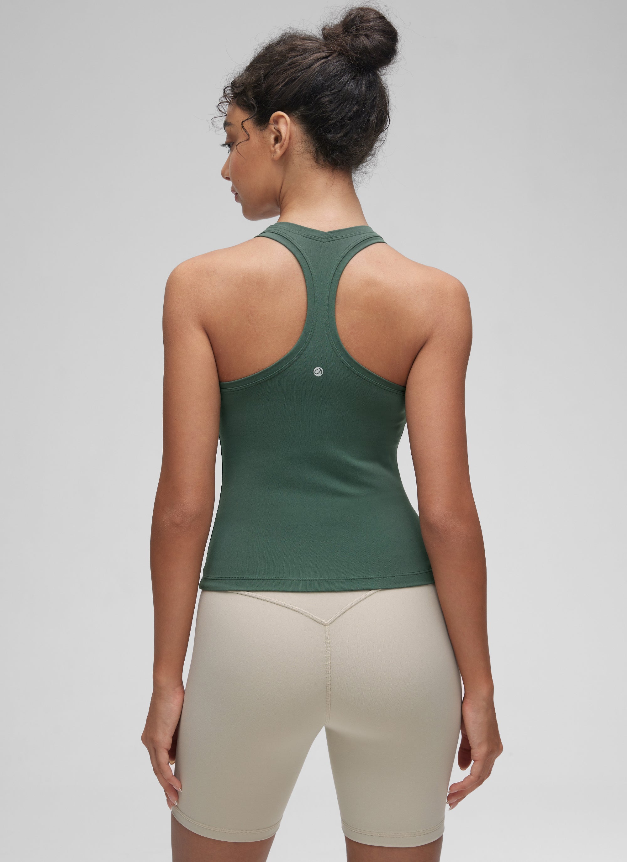 توب CRZ YOGA نسائي لليوجا، Butterluxe بياقة مستديرة وظهر ريسر باك، بقصة ضيقة، أخضر غابة داكن