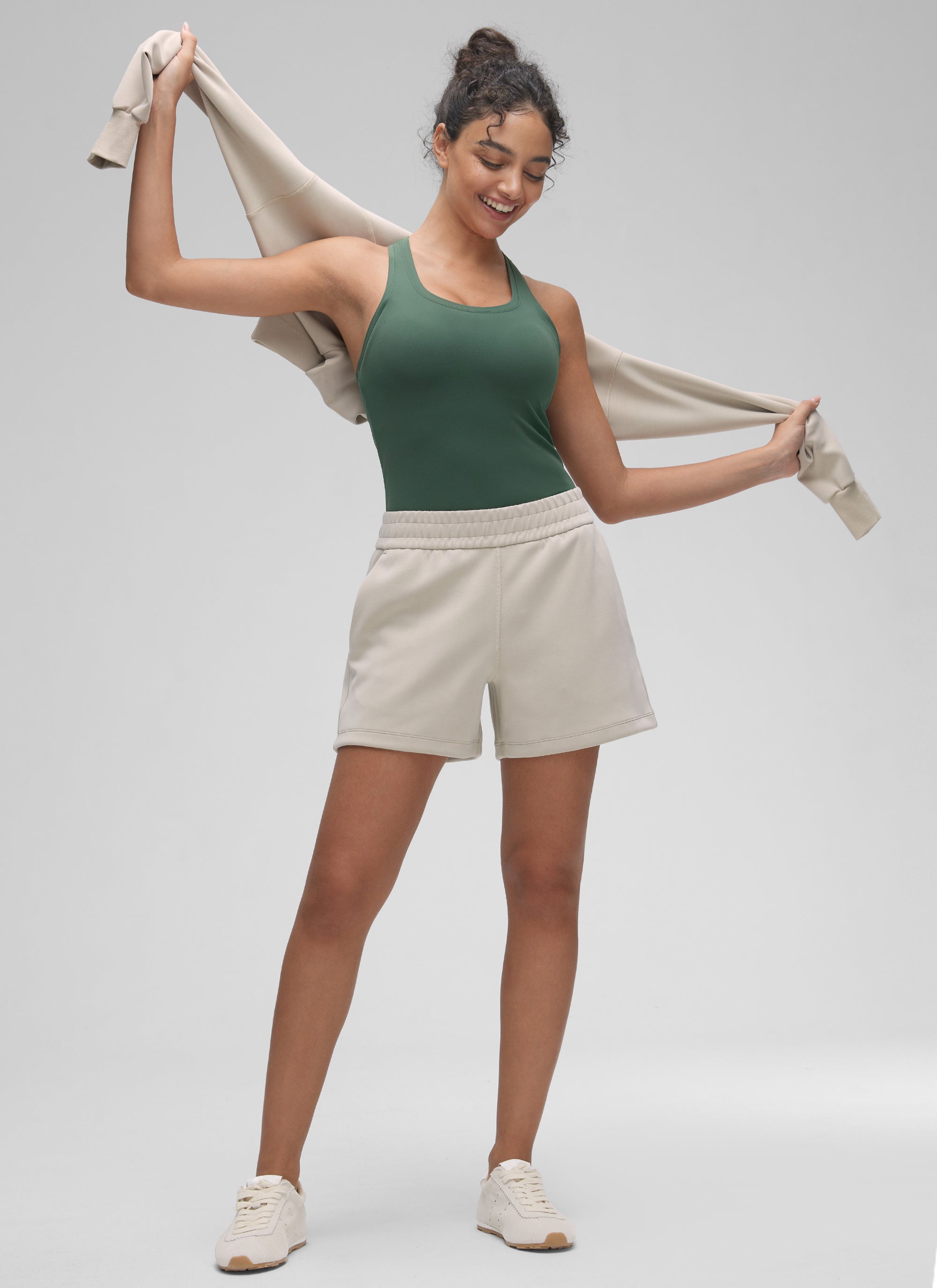توب CRZ YOGA نسائي لليوجا، Butterluxe بياقة مستديرة وظهر ريسر باك، بقصة ضيقة، أخضر غابة داكن