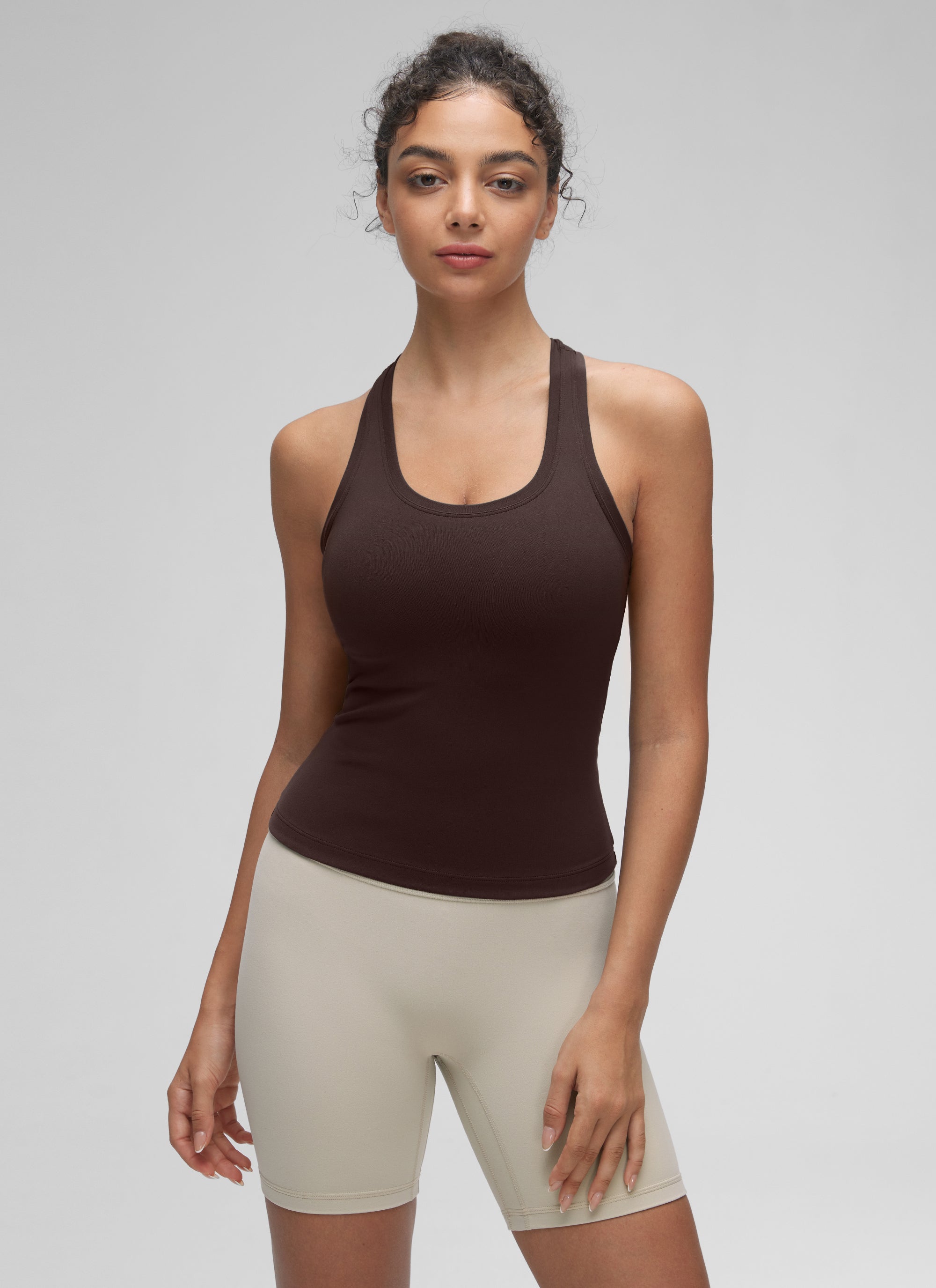 توب CRZ YOGA نسائي لليوجا، Butterluxe بياقة مستديرة وظهر ريسر باك، بقصة ضيقة، بني فادج ساخن