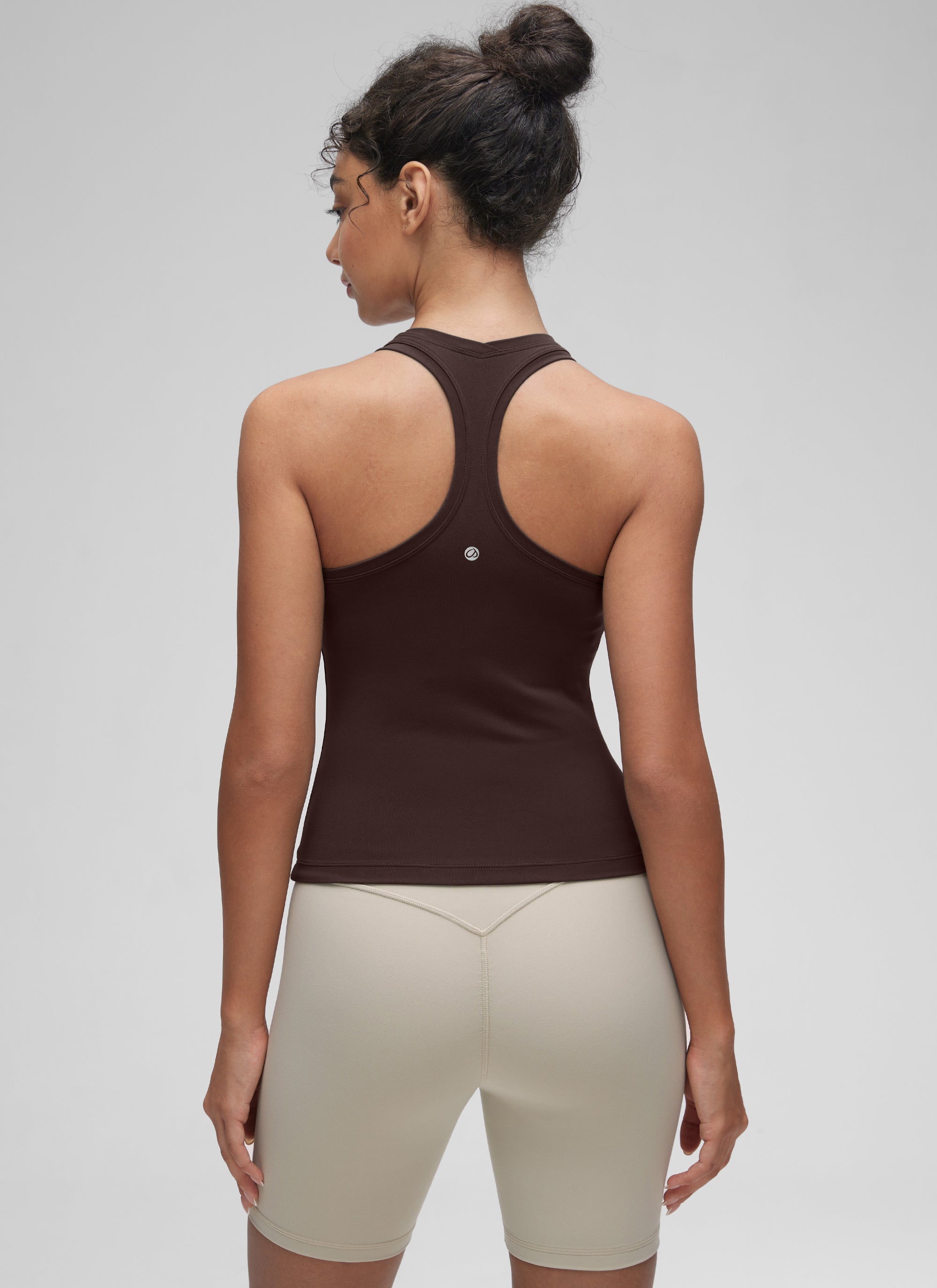 توب CRZ YOGA نسائي لليوجا، Butterluxe بياقة مستديرة وظهر ريسر باك، بقصة ضيقة، بني فادج ساخن