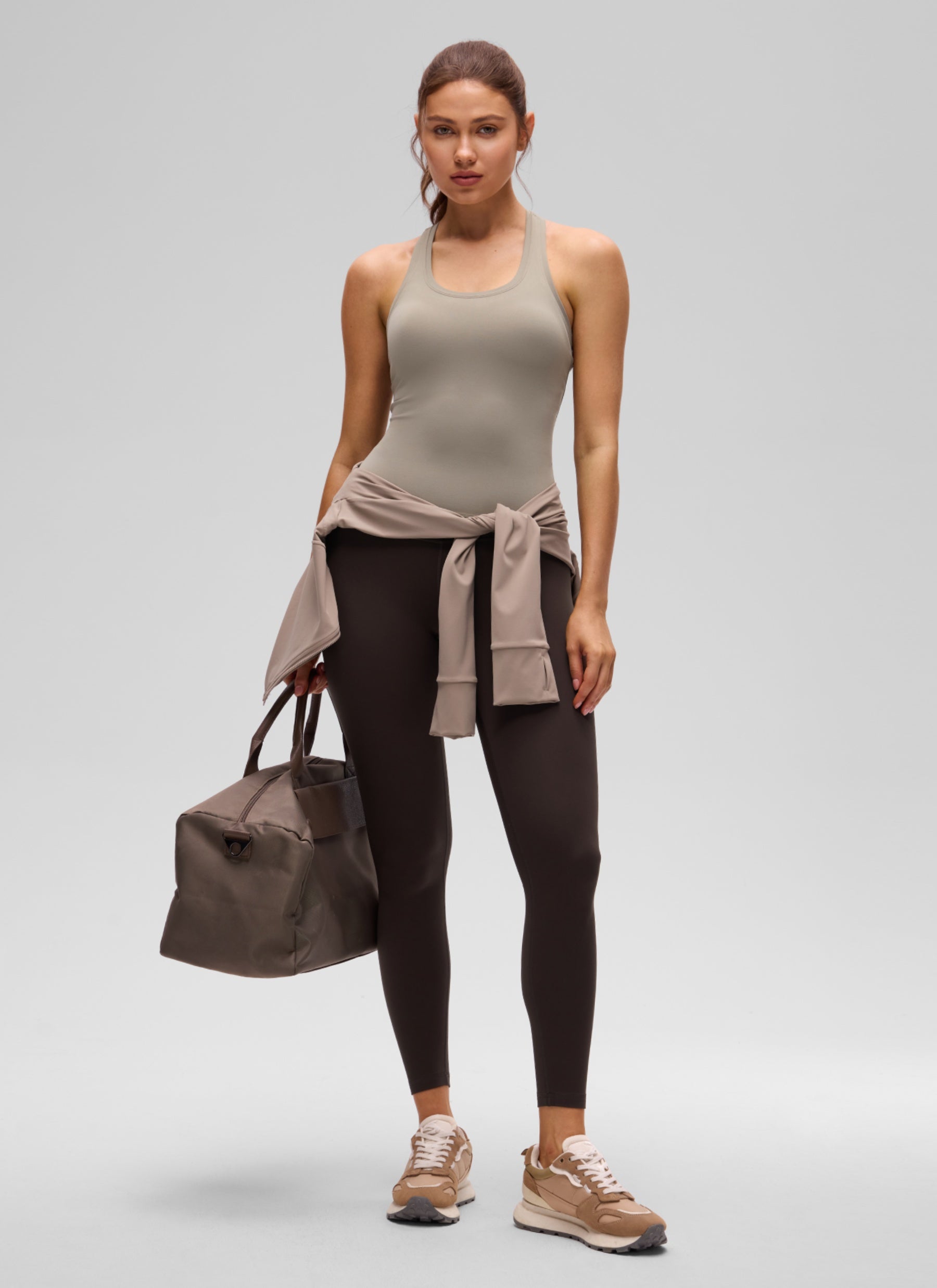 توب CRZ YOGA نسائي لليوجا، Butterluxe بياقة مستديرة وظهر ريسر باك، بقصة ضيقة، رمادي رماد دافئ