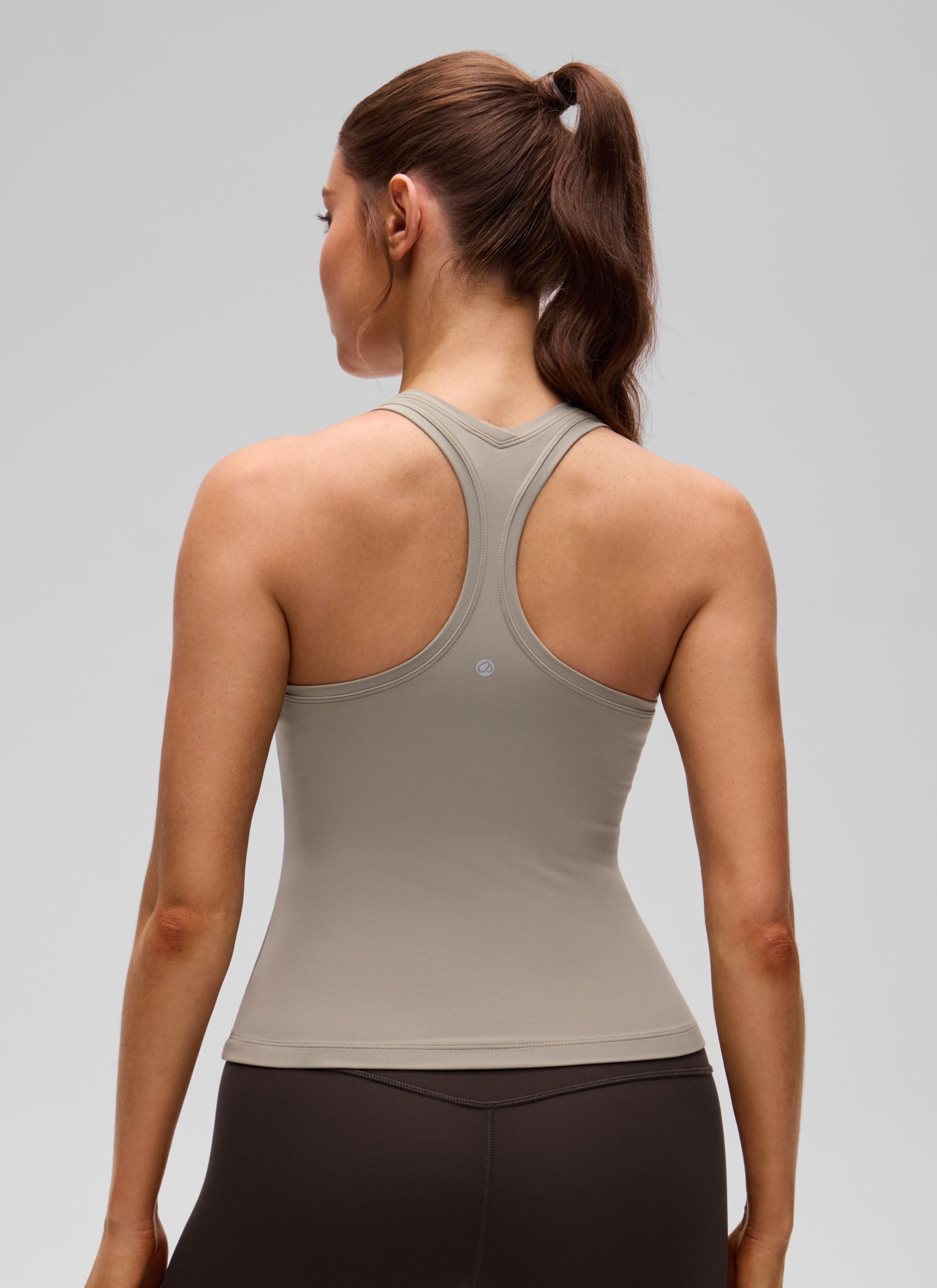 توب CRZ YOGA نسائي لليوجا، Butterluxe بياقة مستديرة وظهر ريسر باك، بقصة ضيقة، رمادي رماد دافئ