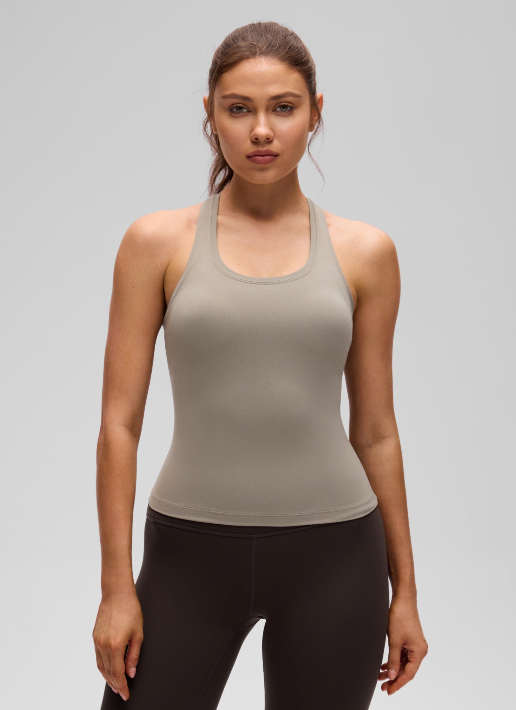 توب CRZ YOGA نسائي لليوجا، Butterluxe بياقة مستديرة وظهر ريسر باك، بقصة ضيقة، رمادي رماد دافئ
