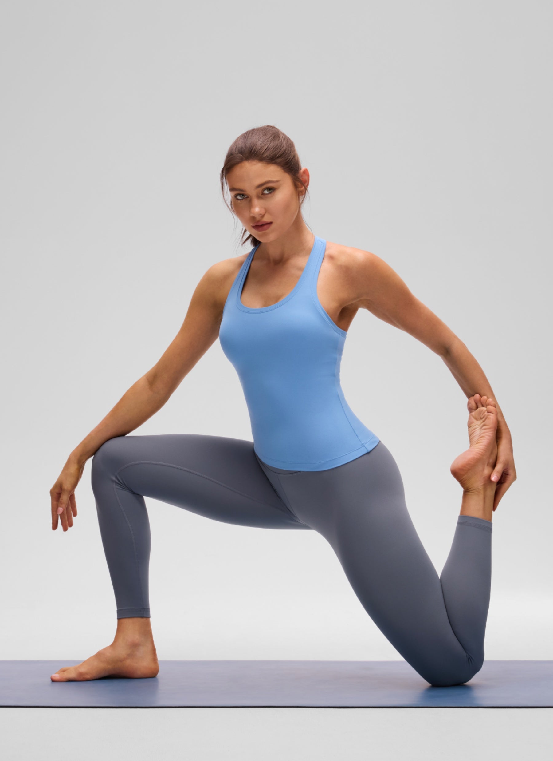 توب CRZ YOGA نسائي لليوجا، Butterluxe بياقة مستديرة وظهر ريسر باك، بقصة ضيقة، أزرق احتفالي