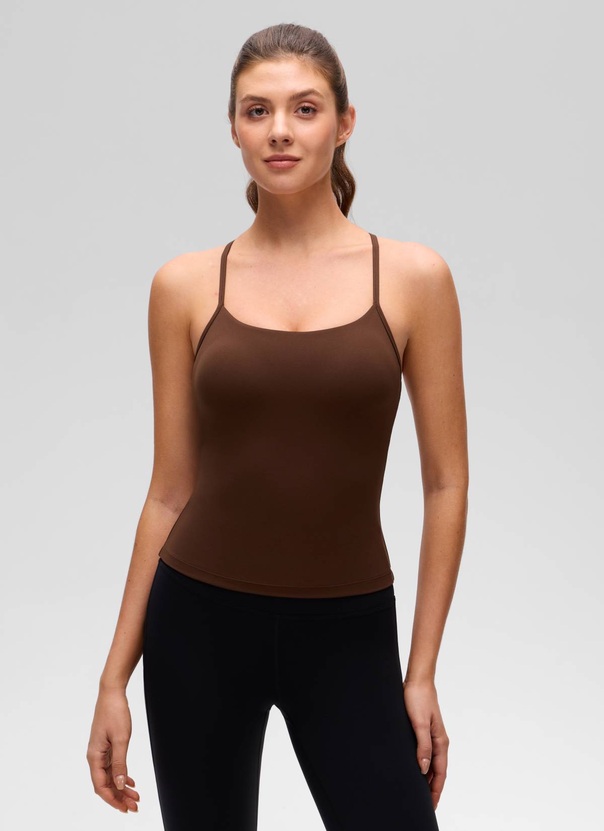 CRZ YOGA - قميص يوغا نسائي بقصّة ضيقة ( Butterluxe ) مزود بحمالة صدر مدمجة وفتحة ظهر على شكل حرف Y، لون بني لافا