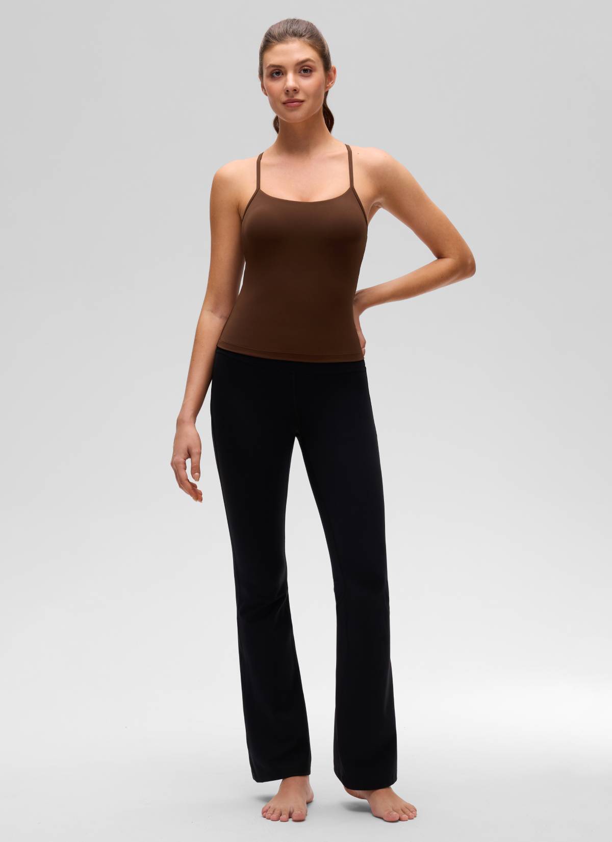 CRZ YOGA - قميص يوغا نسائي بقصّة ضيقة ( Butterluxe ) مزود بحمالة صدر مدمجة وفتحة ظهر على شكل حرف Y، لون بني لافا
