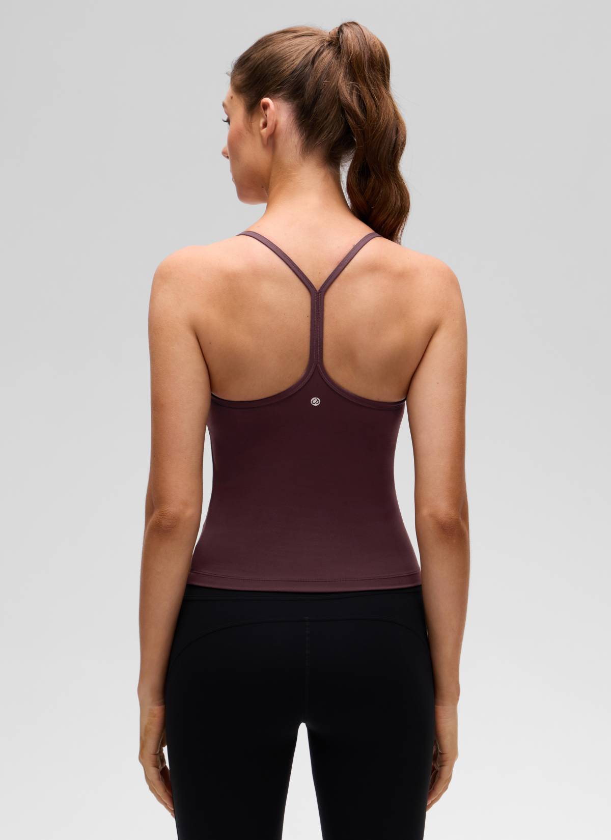 CRZ YOGA - قميص يوغا نسائي بقصّة ضيقة ( Butterluxe ) مزود بحمالة صدر مدمجة وفتحة ظهر على شكل حرف Y، لون «البرقوق الناضج»