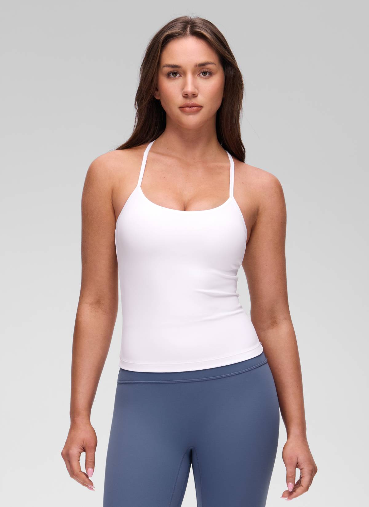 CRZ YOGA - قميص يوغا نسائي بقصّة ضيقة ( Butterluxe ) مزود بحمالة صدر مدمجة وفتحة ظهر على شكل حرف Y - أبيض