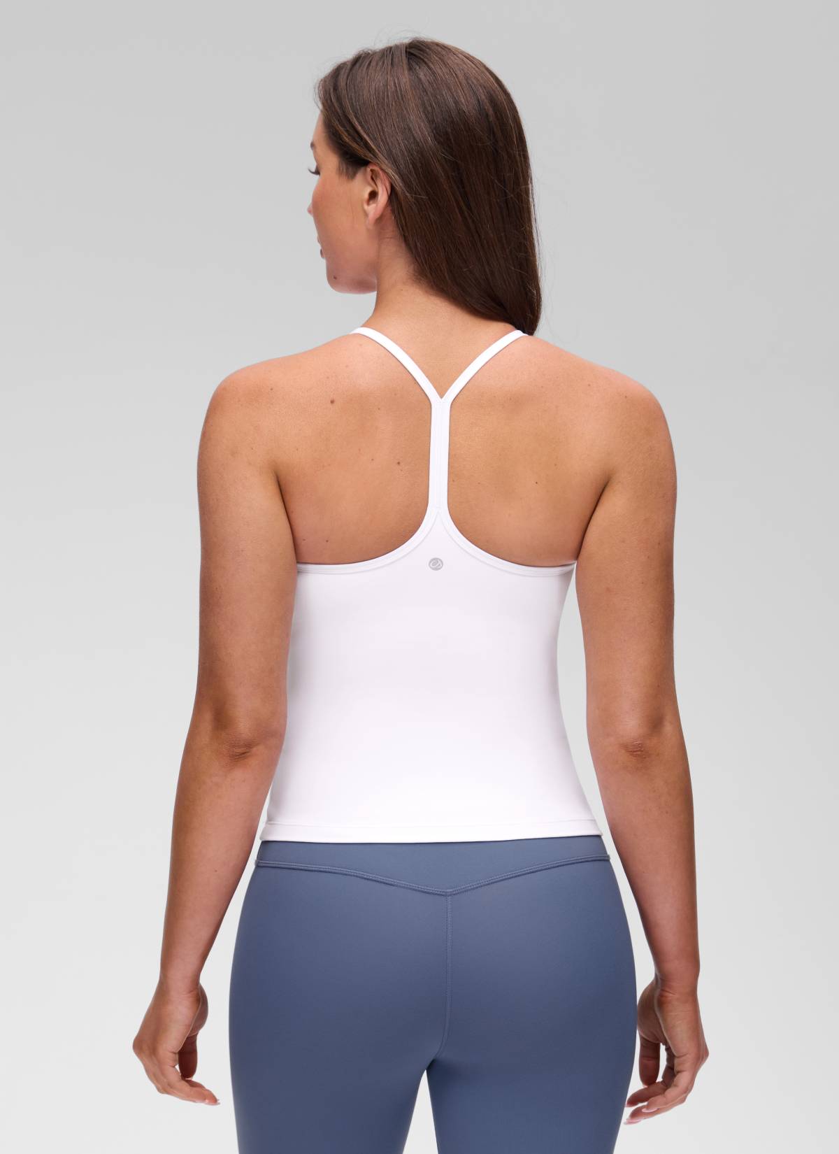 CRZ YOGA - قميص يوغا نسائي بقصّة ضيقة ( Butterluxe ) مزود بحمالة صدر مدمجة وفتحة ظهر على شكل حرف Y - أبيض