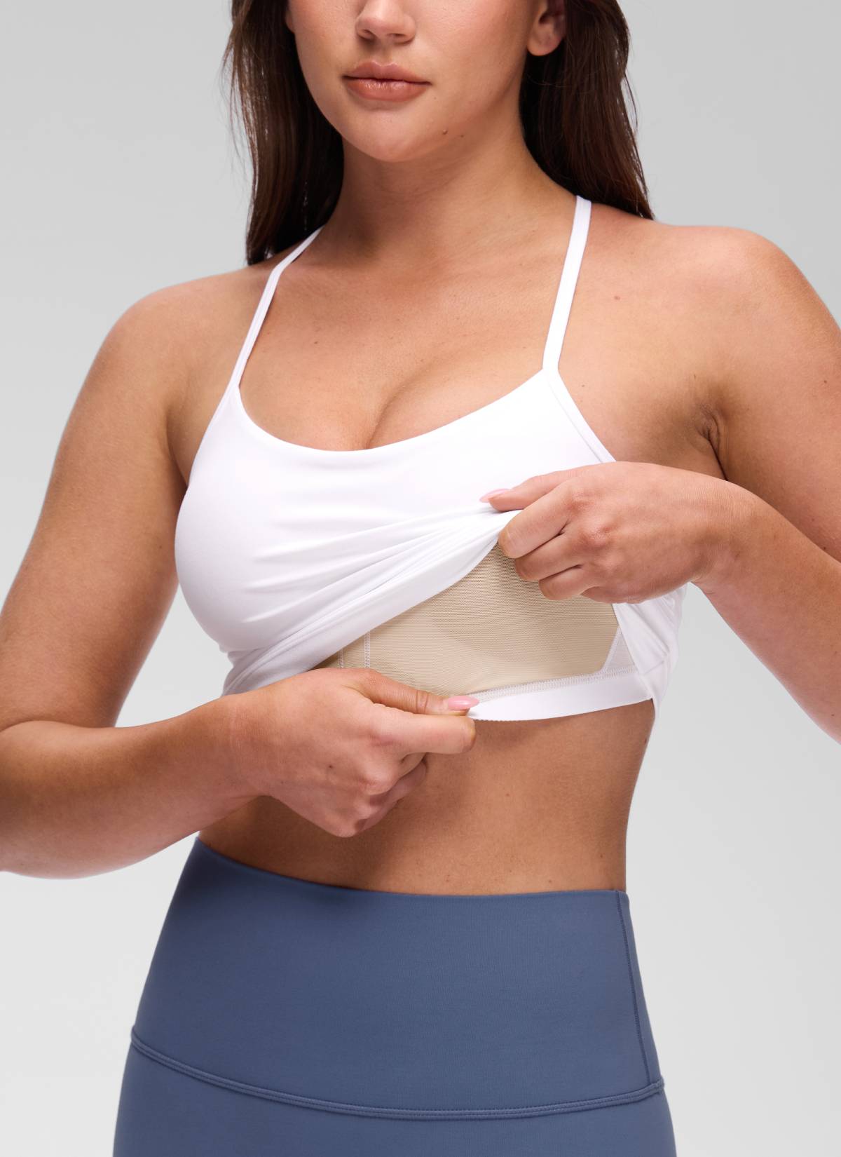 CRZ YOGA - قميص يوغا نسائي بقصّة ضيقة ( Butterluxe ) مزود بحمالة صدر مدمجة وفتحة ظهر على شكل حرف Y - أبيض