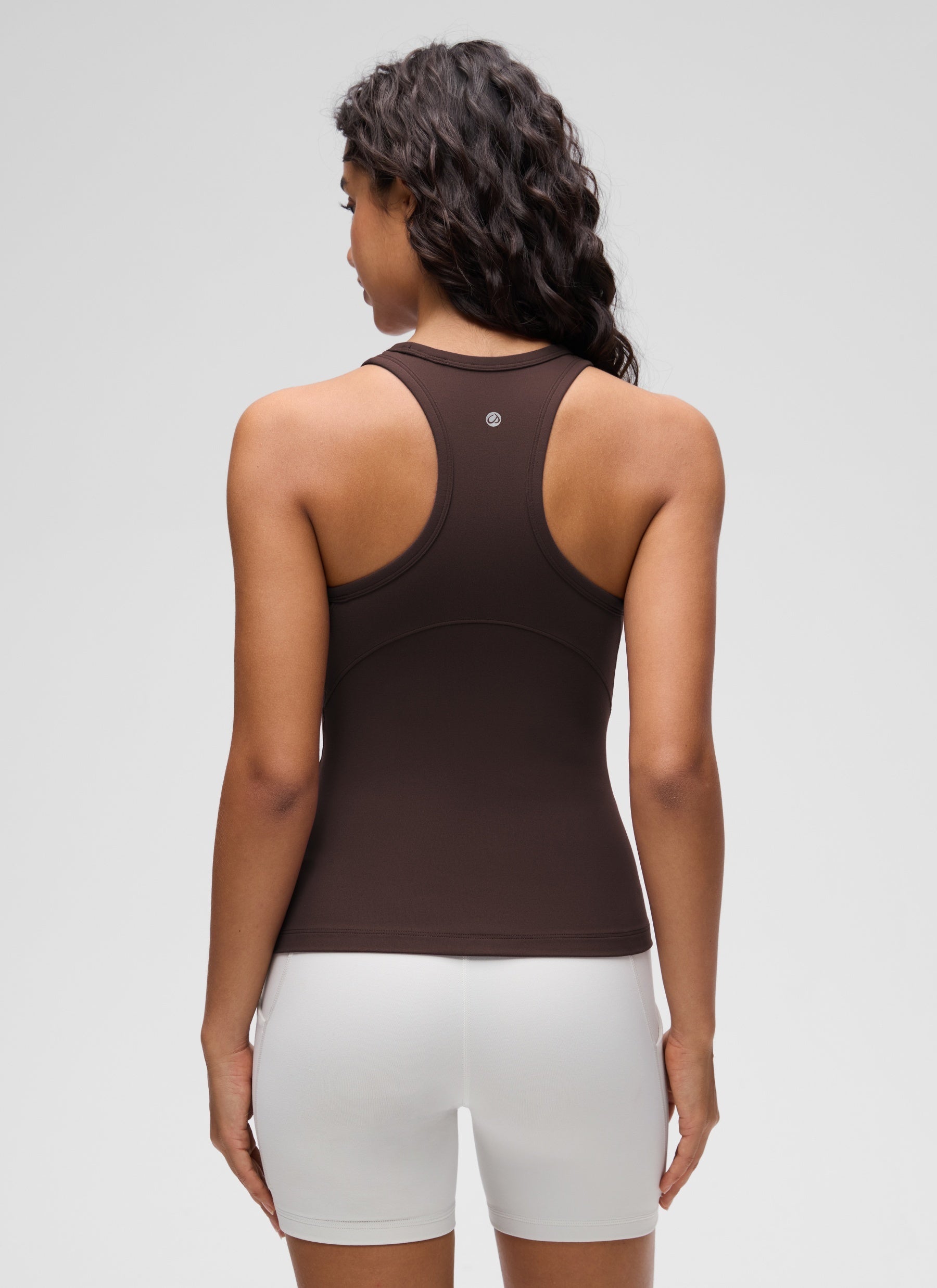قمصان يوغا نسائية ضيقة من CRZ YOGA — قميص بدون أكمام « Butterluxe » برقبة عالية، لون بني داكن