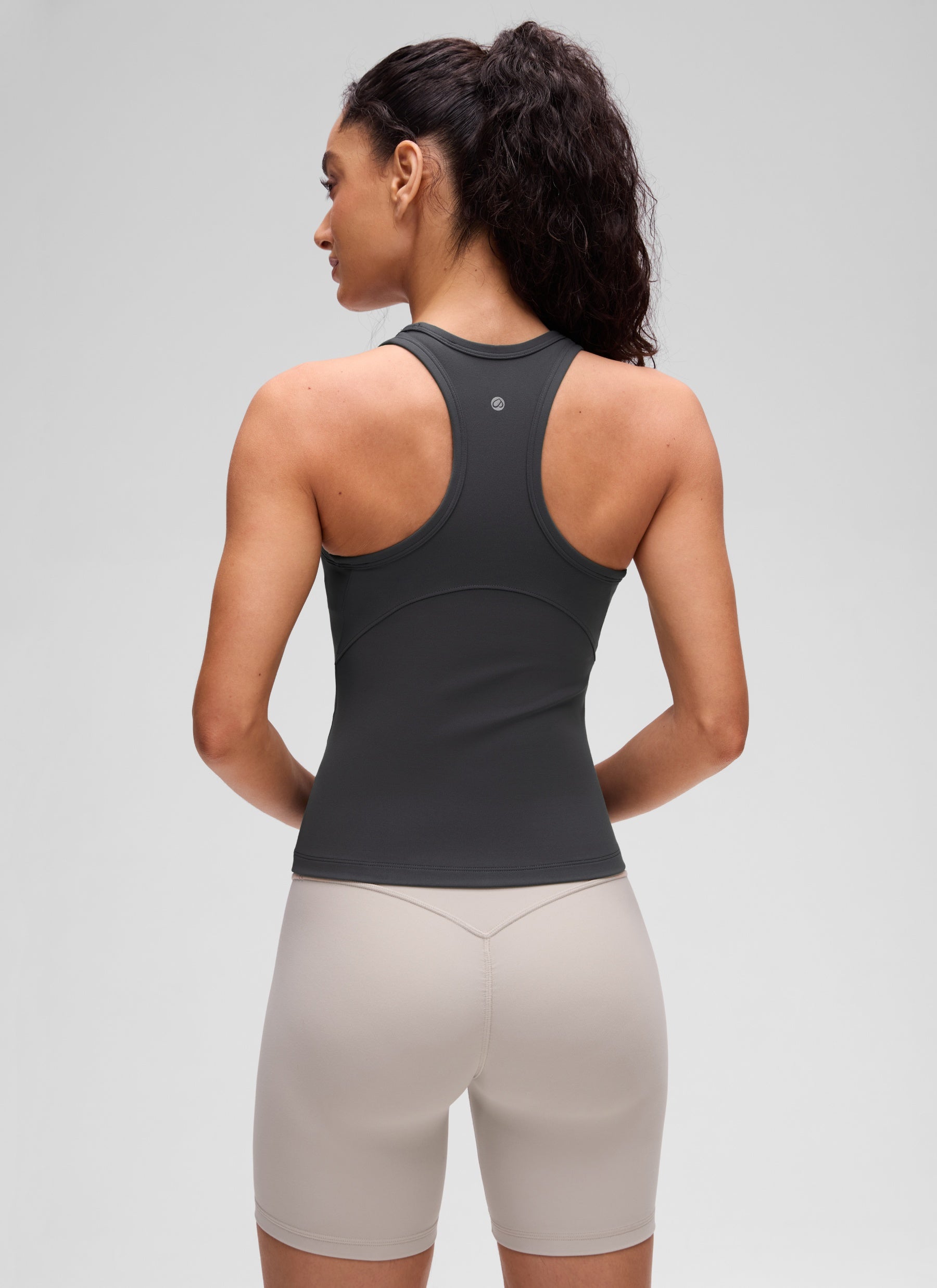 CRZ YOGA - قمصان يوغا نسائية ضيقة القصة - قميص بدون أكمام من طراز « Butterluxe » برقبة عالية بلون رمادي غامض