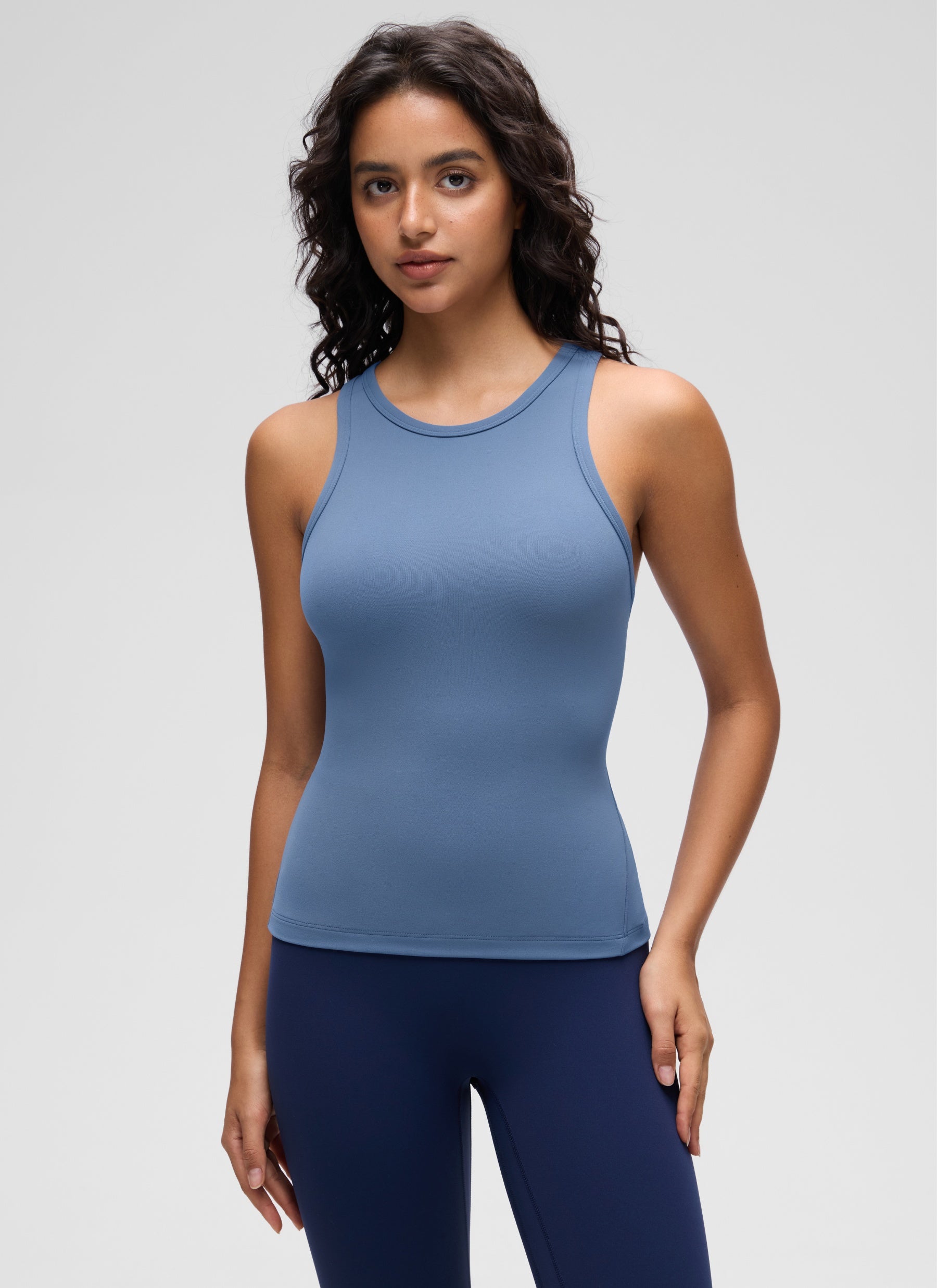 قمصان يوغا نسائية ضيقة من CRZ YOGA — قميص بدون أكمام « Butterluxe » برقبة عالية بلون أزرق «Oasis Blue»