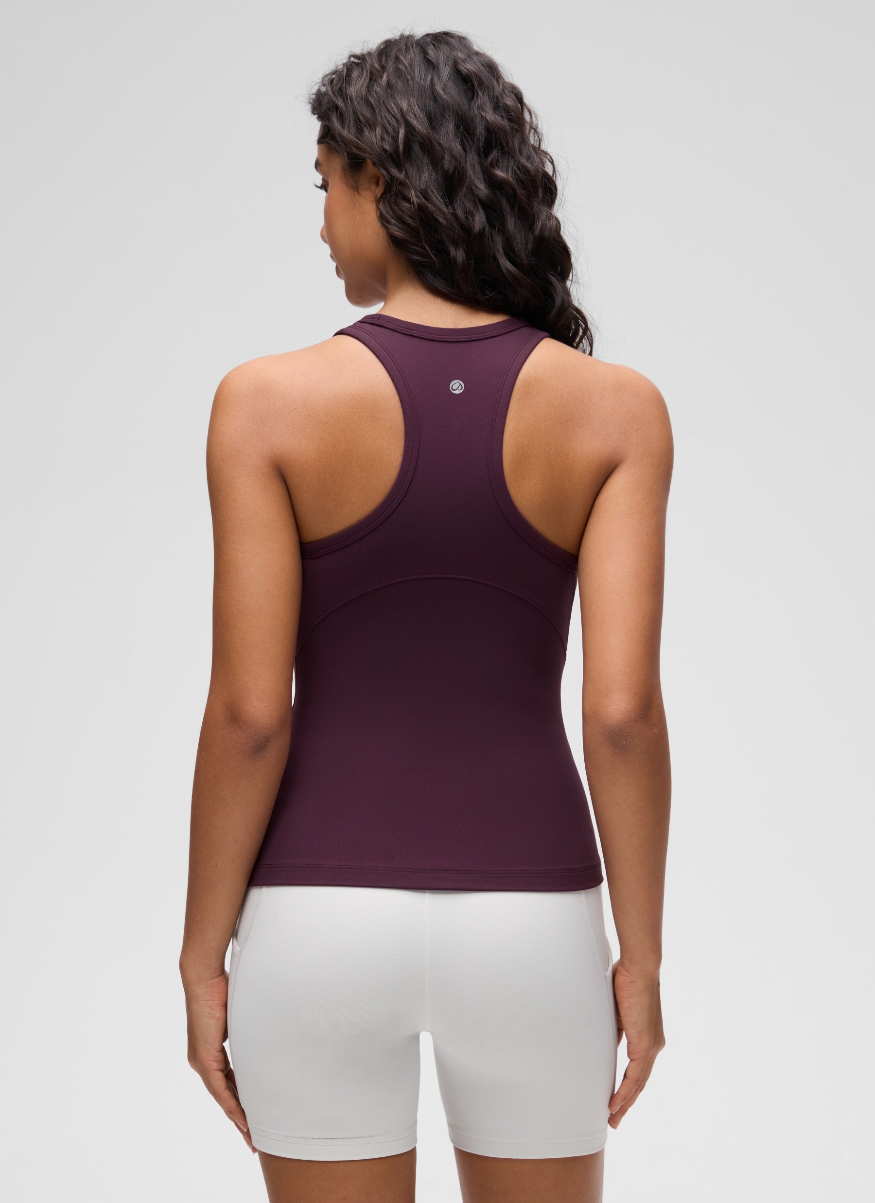 قمصان يوغا نسائية ضيقة من CRZ YOGA — قميص بدون أكمام من مجموعة « Butterluxe » برقبة عالية ولون أرجواني غامق