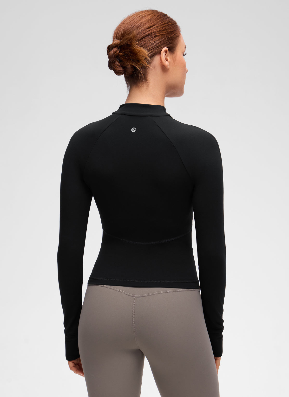 جاكيت نسائي كاجوال بياقة على شكل V وبطول الخصر مع جيوب من مجموعة Butterluxe من CRZ YOGA بلون أسود