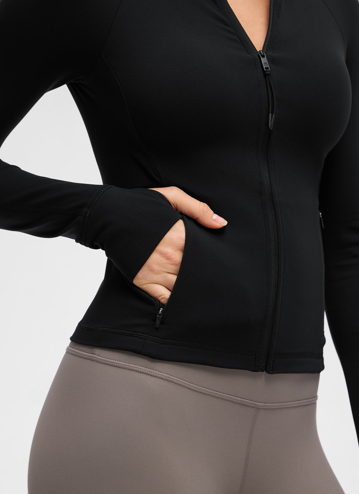 جاكيت نسائي كاجوال بياقة على شكل V وبطول الخصر مع جيوب من مجموعة Butterluxe من CRZ YOGA بلون أسود