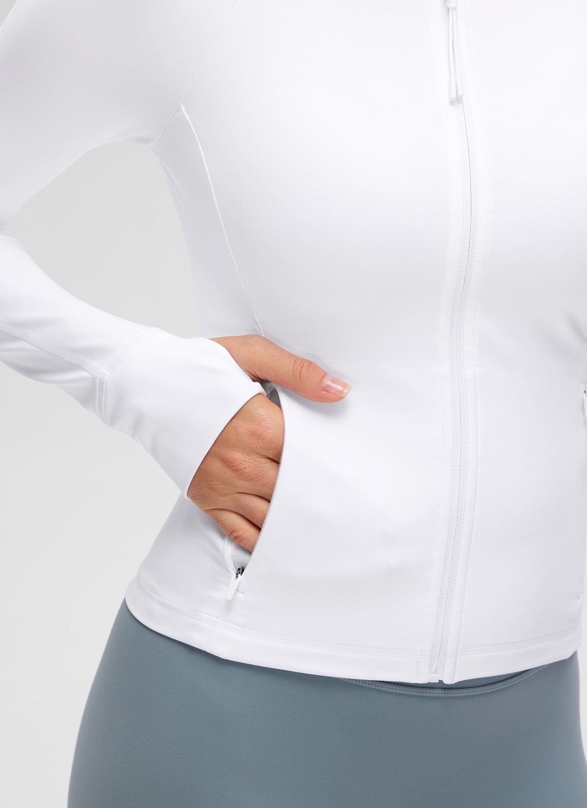 جاكيت نسائي كاجوال بياقة على شكل V وبطول الخصر مع جيوب من مجموعة Butterluxe من CRZ YOGA بلون أبيض