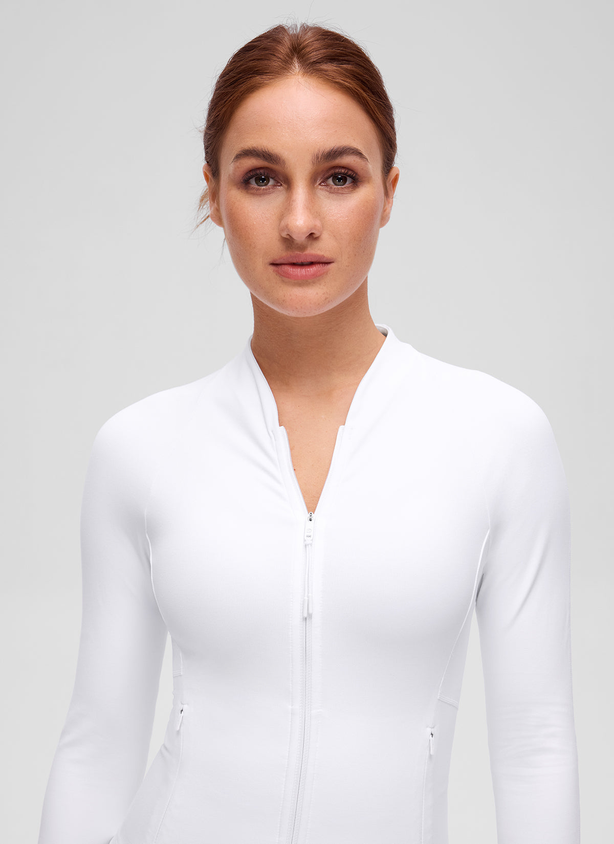 جاكيت نسائي كاجوال بياقة على شكل V وبطول الخصر مع جيوب من مجموعة Butterluxe من CRZ YOGA بلون أبيض
