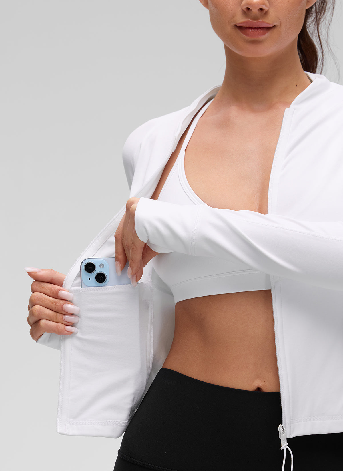 جاكيت نسائي كاجوال بياقة على شكل V وبطول الخصر مع جيوب من مجموعة Butterluxe من CRZ YOGA بلون أبيض