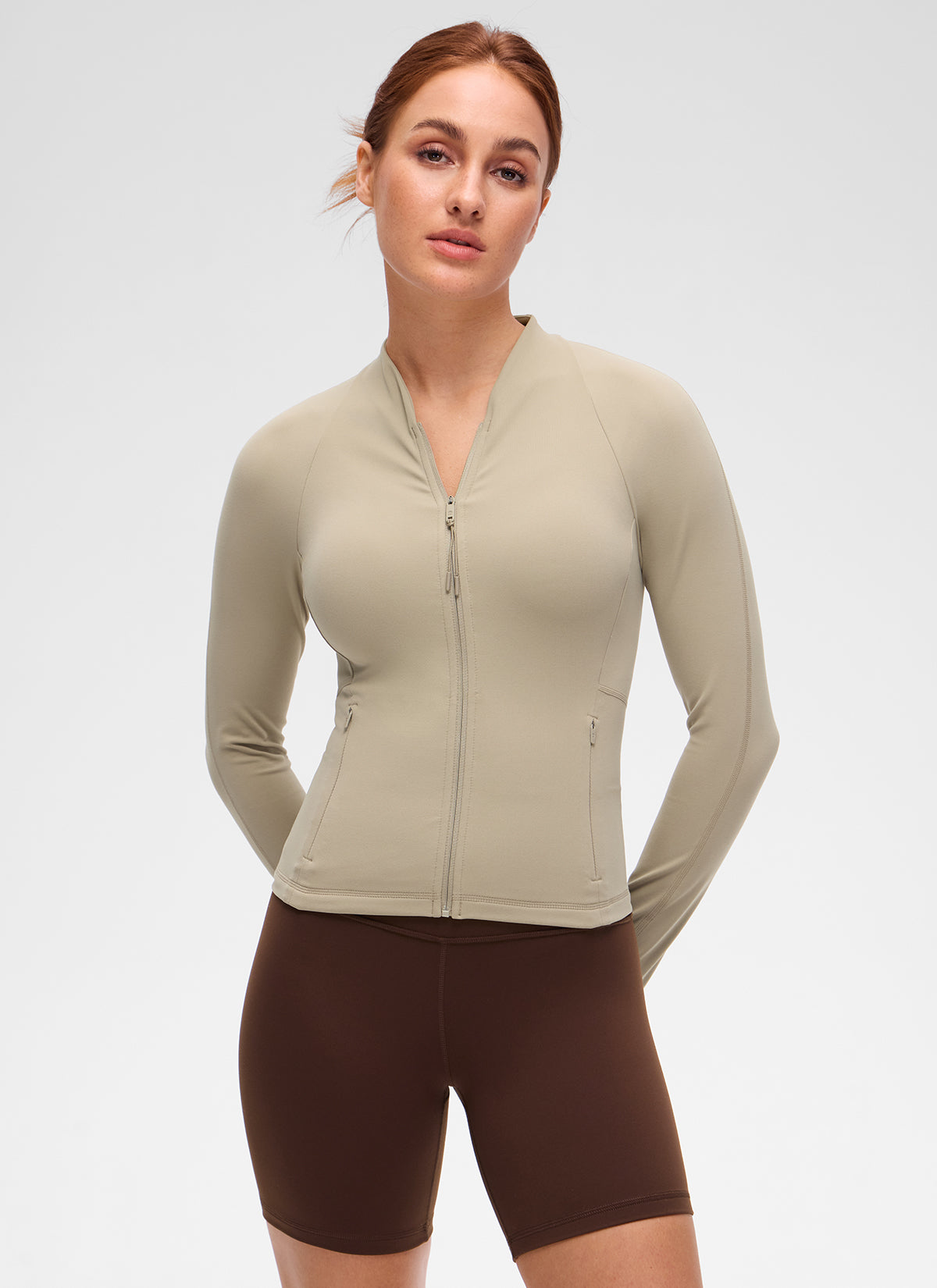 جاكيت نسائي كاجوال بياقة على شكل V وبطول الخصر مع جيوب من مجموعة Butterluxe من CRZ YOGA بلون أوك