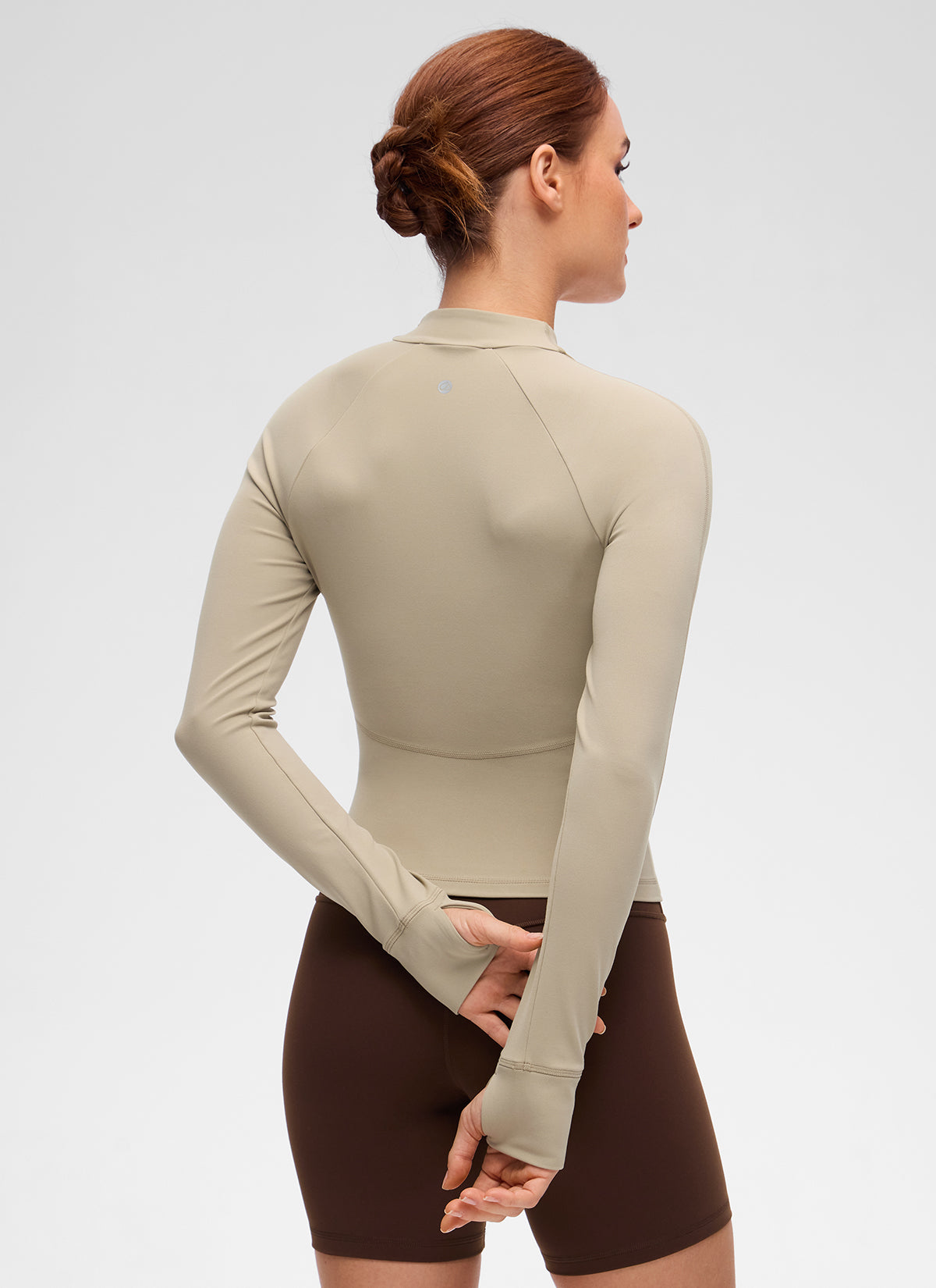 جاكيت نسائي كاجوال بياقة على شكل V وبطول الخصر مع جيوب من مجموعة Butterluxe من CRZ YOGA بلون أوك