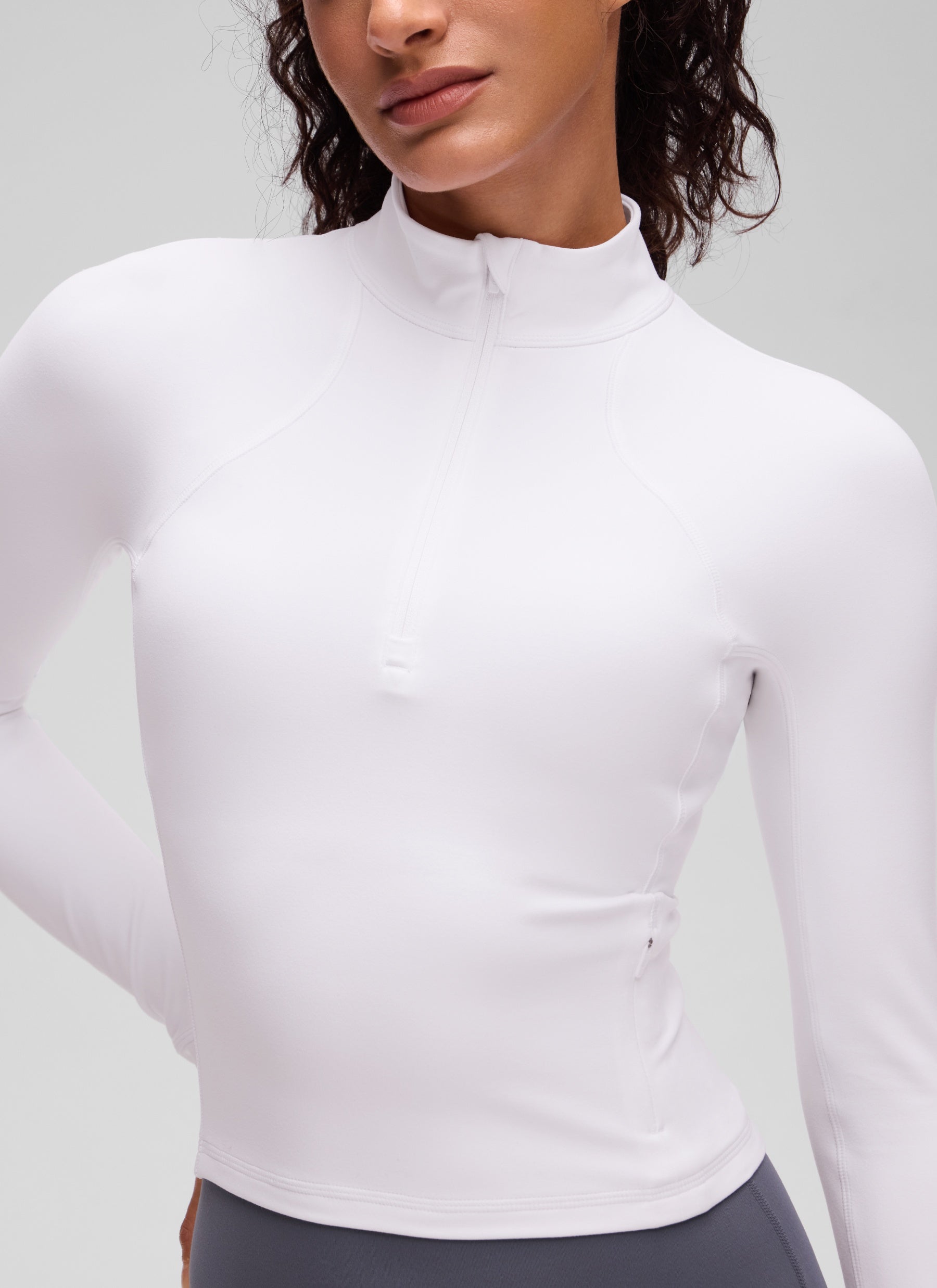 بلوزات نسائية ضيقة لليوغا بسحاب نصف وأكمام طويلة Butterluxe بلون أبيض من CRZ YOGA