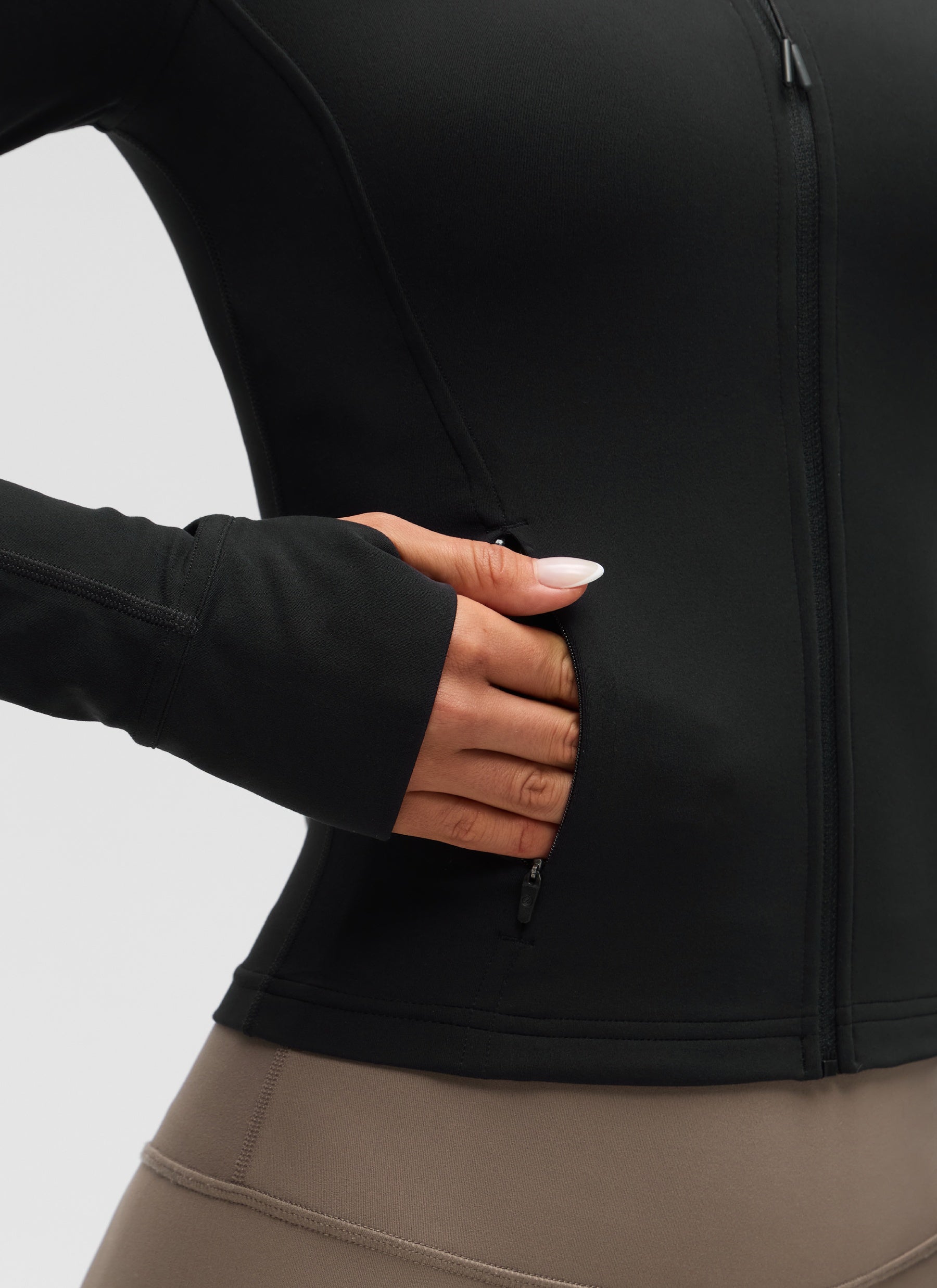 جاكيتات CRZ YOGA النسائية Butterluxe بسحاب كامل قصيرة مع جيوب للملابس الخارجية باللون الأسود
