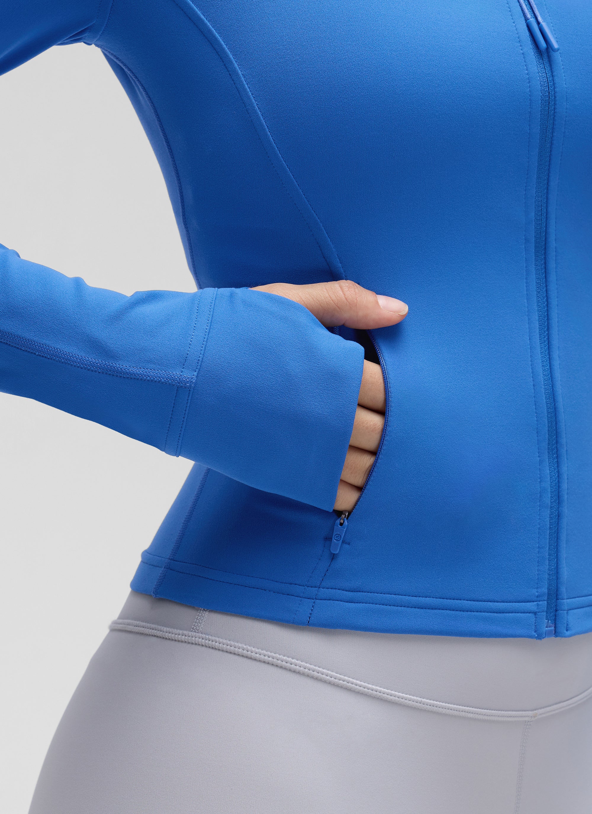 جاكيتات CRZ YOGA النسائية Butterluxe بسحاب كامل قصيرة مع جيوب للملابس الخارجية باللون الأزرق اللامع