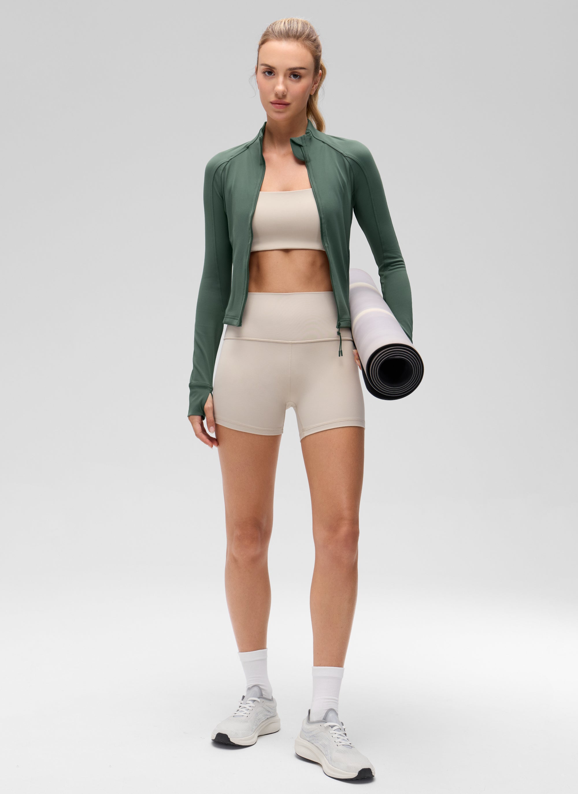 جاكيتات CRZ YOGA النسائية Butterluxe بسحاب كامل قصيرة مع جيوب للملابس الخارجية باللون الأخضر الغابة الداكن