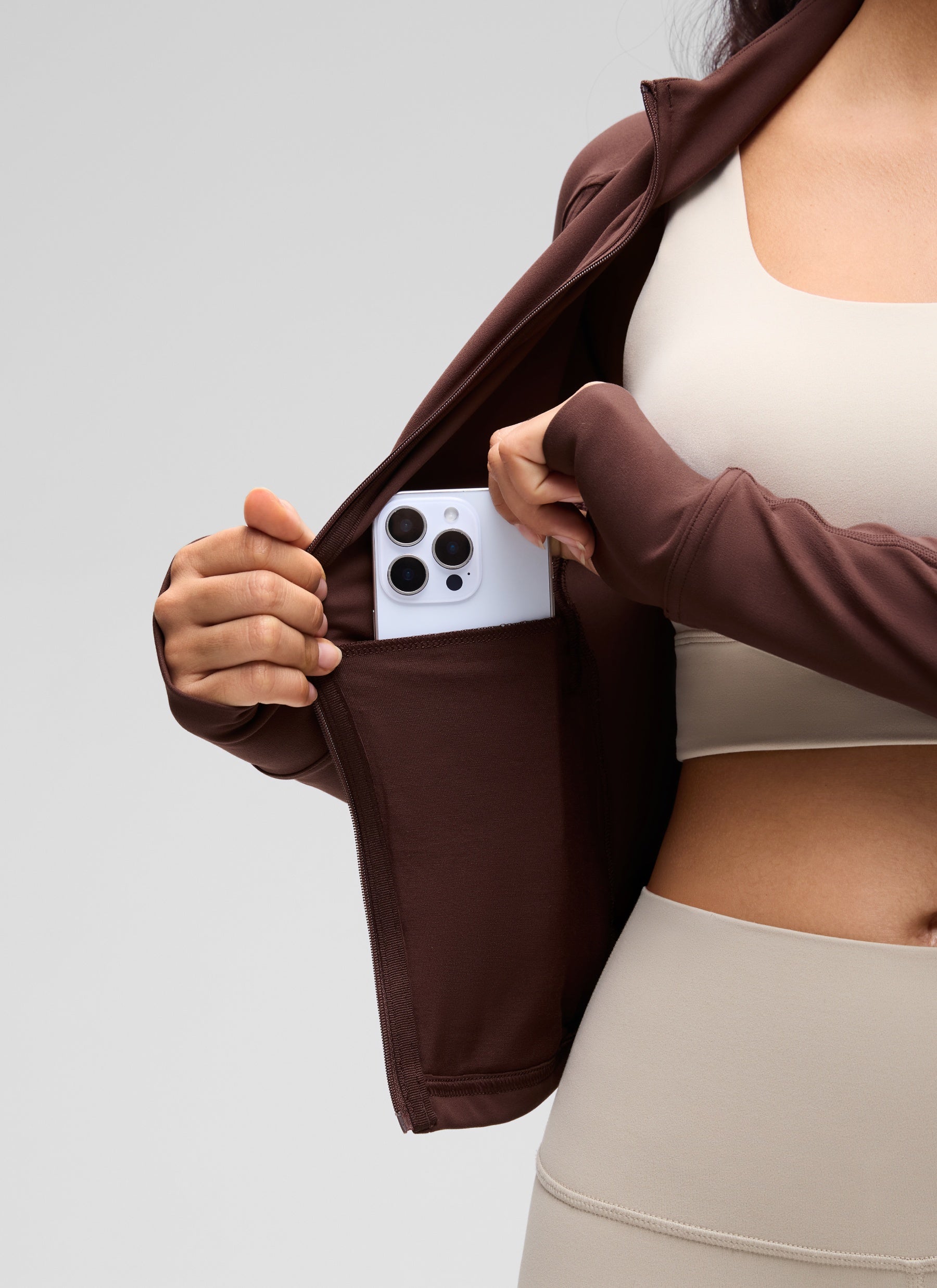 جاكيتات CRZ YOGA النسائية Butterluxe بسحاب كامل قصيرة مع جيوب للملابس الخارجية باللون الرمادي الداكن
