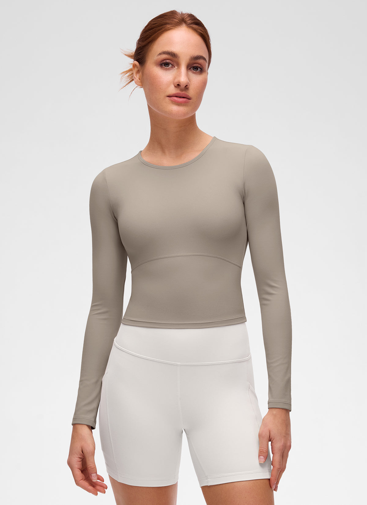 CRZ YOGA - قميص يوغا نسائي بقصة ضيقة من قماش Butterluxe ، بأكمام طويلة، وخط خياطة أمامي، لون رمادي فاتح دافئ