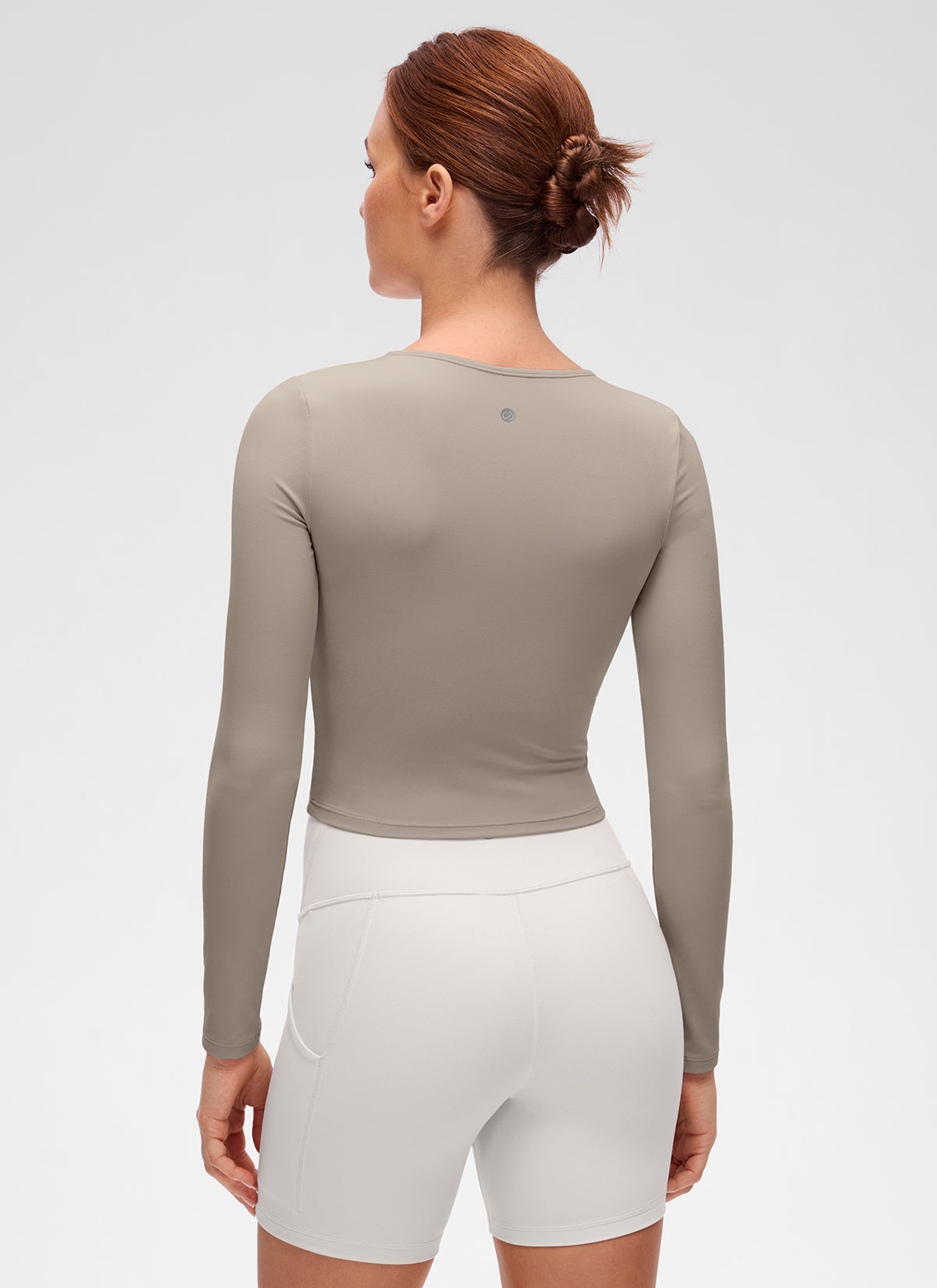 CRZ YOGA - قميص يوغا نسائي بقصة ضيقة من قماش Butterluxe ، بأكمام طويلة، وخط خياطة أمامي، لون رمادي فاتح دافئ